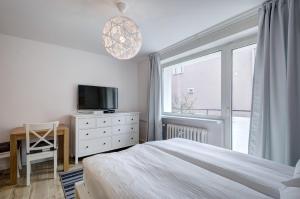 ソポトにあるDR Apartments - Fiveのベッドルーム(ベッド1台、テレビ、窓付)