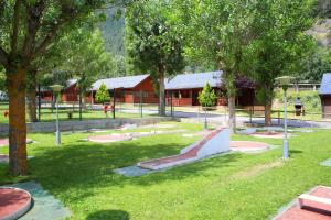 Un jardín fuera de Xixerella Park Bungalows
