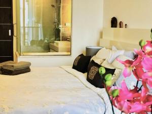 Postel nebo postele na pokoji v ubytování Astra Suites Central