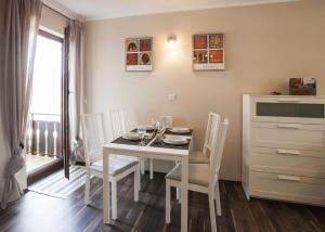Un comedor con una mesa y sillas blancas. en Rosalie - Lake - Hiking&Swimming - Cozy&Nature, en Winterberg