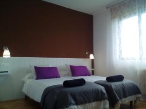 a bedroom with a bed and two lamps at Casa Ribeira Sacra Portomarin in Portomarin