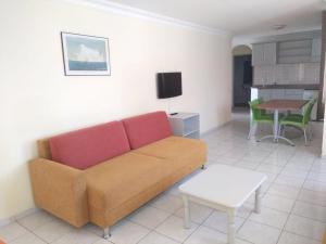 a living room with a couch and a table at Sailor Apart Hotel in Alanya