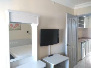 Cette chambre comprend un lit et une télévision murale. dans l'établissement Sailor Apart Hotel, à Alanya