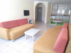 - un salon avec un canapé et une table dans l'établissement Sailor Apart Hotel, à Alanya