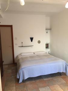 1 dormitorio con 1 cama grande en una habitación en Vicolo del Pozzo, en Barolo