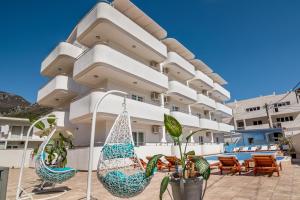 un grande edificio con due amache appese di fronte di Bianca Apartments a Herceg-Novi