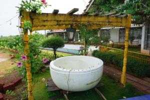 Afbeelding uit fotogalerij van SONA VILLA, THE LAKE CHALET in Kudāl