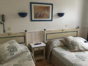 Postel nebo postele na pokoji v ubytování Hotel Le Méditérranée