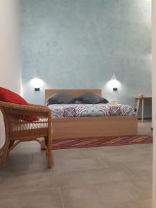 sypialnia z łóżkiem z krzesłem i ławką w obiekcie Roof Garden House w mieście Caserta