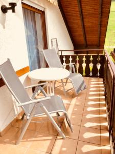 een tafel en stoelen op een balkon bij Haus Brengartner in Münstertal