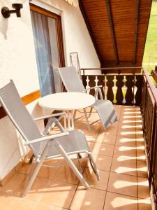 una mesa y sillas sentadas en un balcón en Haus Brengartner, en Münstertal
