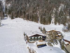 eine Luftansicht eines Hauses im Schnee in der Unterkunft Ferienwohnung Freudenmacher in Sankt Jakob in Haus