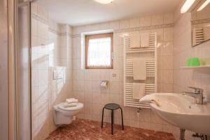 Baño blanco con lavabo y aseo en Lechnerhof Hotel-Garni en Achenkirch