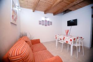 a living room with a couch and a table at Sweet home in Noto