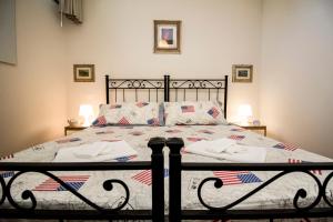 ein Bett mit zwei Handtüchern darüber in der Unterkunft La Torre Holiday House in Pisa