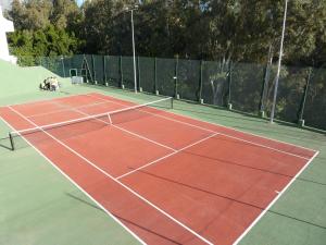 einen Tennisplatz mit einem Netz darüber in der Unterkunft Playa Golf in Benalmádena