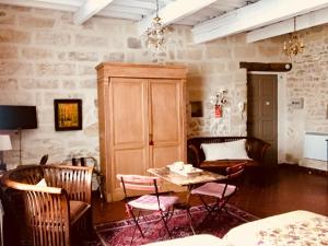 a dining room with a table and chairs at Le trente trois in Uzès