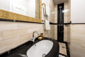 La salle de bains est pourvue d'un lavabo et d'un miroir. dans l'établissement Dominus Little Palace, à Dubrovnik