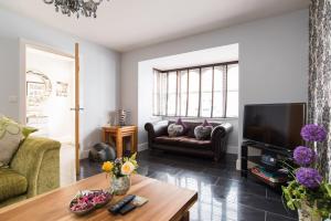 Maes Bach Boutique GUEST HOUSE TOWN CENTRE的电视和/或娱乐中心