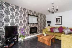 Maes Bach Boutique GUEST HOUSE TOWN CENTRE的电视和/或娱乐中心