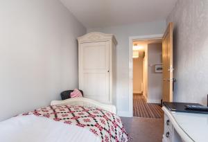 Maes Bach Boutique GUEST HOUSE TOWN CENTRE客房内的一张或多张床位