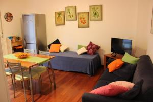 La casa di Federica, at home في بيروجيا: غرفة معيشة مع أريكة وطاولة