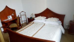 Łóżko lub łóżka w pokoju w obiekcie Hotel Bristol