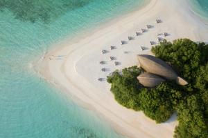z góry widok na plażę z grupą samolotów w obiekcie Dhigali Maldives - A Premium All-Inclusive Resort w mieście Raa Atoll