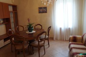 een eetkamer met een tafel en stoelen en een bank bij Casa di Tony in Montegiorgio