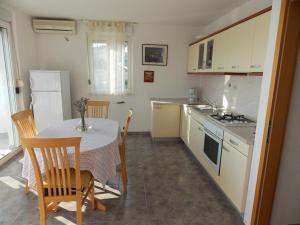 Kuchyňa alebo kuchynka v ubytovaní Apartmenthouse Trogir (4236)