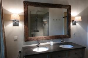 Un baño con dos lavabos y un espejo grande. en Romantikhütte Rothaarsteig, en Schmallenberg 17 fotos más