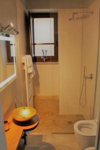 bagno con lavandino e servizi igienici di Casa Manu a Capolona