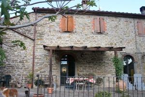 a stone building with a table in front of it at Casa Manu in Capolona