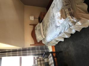 Blackwaterfoot的住宿－Greannan Upper Self Catering Apartment，挂在房间的墙上的床