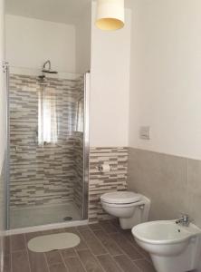 カステッラーナ・グロッテにあるGaiaのバスルーム(シャワー、トイレ、シンク付)