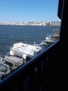 オーシャンシティにあるBahama Princess Condosの船が水上の桟橋に停泊
