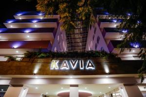 a view of the building at night at Hotel Kavia in Cancún
