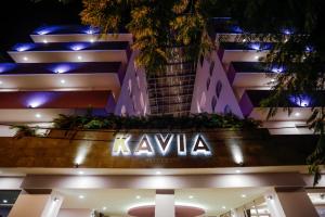 - Vistas al edificio por la noche en Hotel Kavia, en Cancún