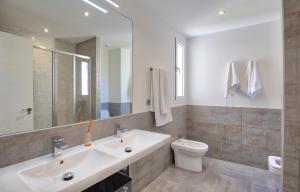 A bathroom at La Reserva Puerto Banus