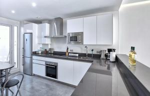 A kitchen or kitchenette at La Reserva Puerto Banus