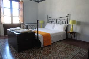 シラクーサにあるSuite Laberintoのベッドルーム1室(オレンジ色の毛布付きのベッド1台付)