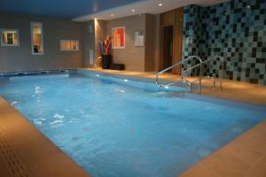 a large swimming pool in a hotel room at Domitys La Chaloupe Bleue in Concarneau