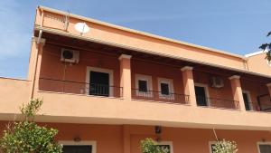 Afbeelding uit fotogalerij van Pitsinis Apartments in Roda