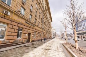 モスクワにあるDream House Old Arbatの建物横の歩道を歩く者