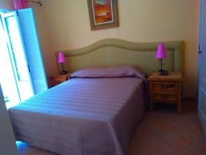 アルトゥーラにあるPraia Verde Villaのベッドルーム1室(ベッド1台、テーブルにランプ2つ付)