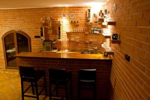 uma cozinha com um lavatório e uma parede de tijolos em Penzion Krásný sklep em Znojmo