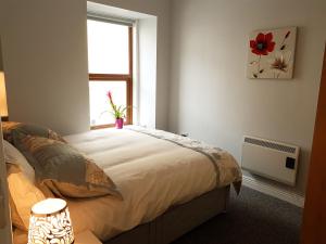 Llit o llits en una habitació de Townhouse in Centre of Cobh