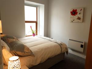 Säng eller sängar i ett rum på Townhouse in Centre of Cobh