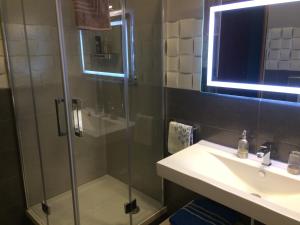 bagno con doccia e lavandino di B&B Villa Maria a Montesilvano