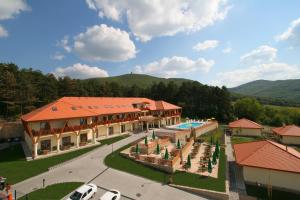 Nespecifikovaný výhled na hory nebo výhled na hory při pohledu z hotelu